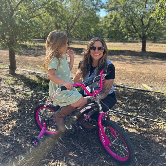 Meet your Posher, Katie - Picture 1 of 1